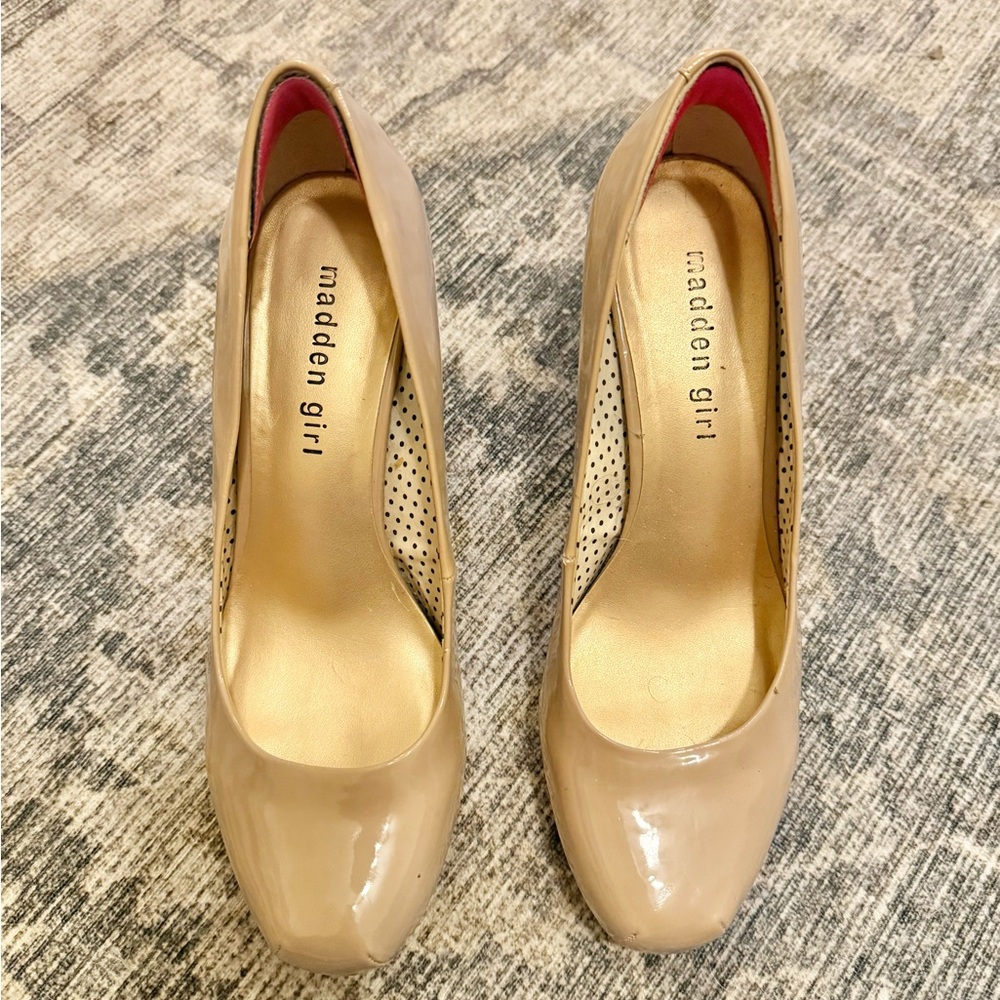 Madden Girl Women's Tan Pumps
